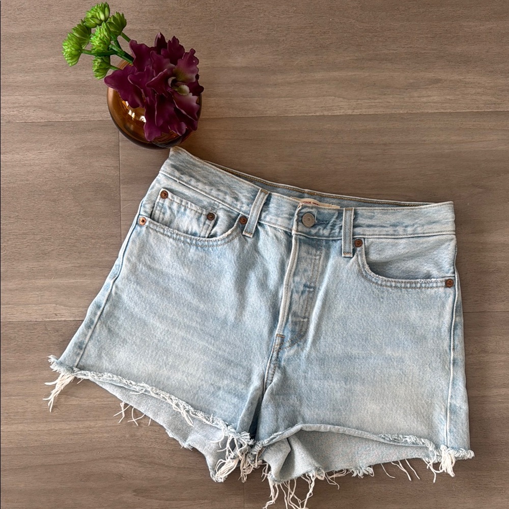 Levi's Light Wash Jean Shorts Wedgie Cut Off Short Women’s Size 27